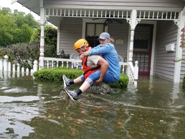 texas-national-guard-soldiers-conduct-rescue-operations-in-flooded-areas-around-houston-on-sunday